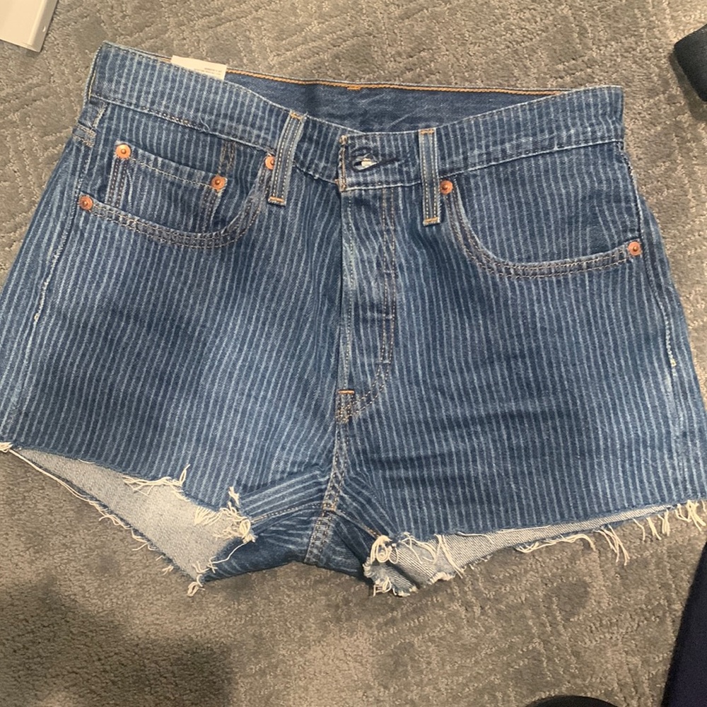 Woman’s Levi 501 cut off jean shorts